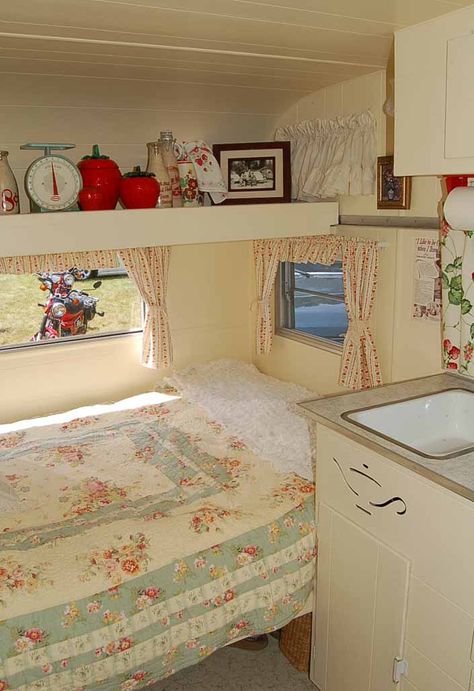 Photo shows a beautifully restored and decorated interior in a vintage Aladdin Travel Trailer Vintage Travel Trailers Interiors Ideas, Refurbished Camper, Renovate Camper, Grooming Trailer, Vintage Trailers For Sale, Travel Trailer Interior, Trailers Vintage, Trailer Makeover, Vintage Trailer Interior