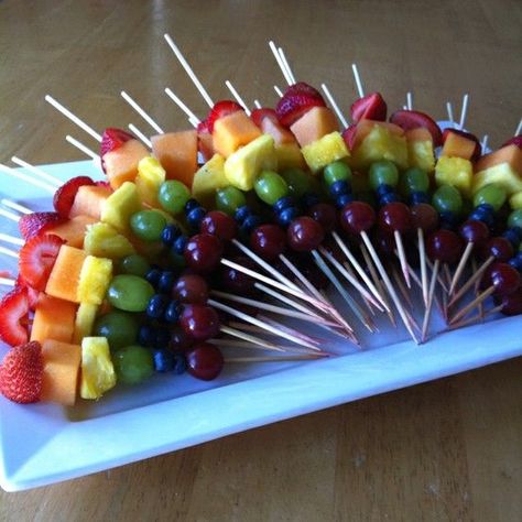 MY INSPIRATION (with link)... fruit rainbow sticks - I made them twice once for Ru's birthday at school and once for a wedding shower Rainbow Fruit Kabobs, Tropisk Fest, Rainbow Fruit Skewers, Sommer Mad, Fruit Skewers, Fruit Kabobs, Rainbow Fruit, God Mat, Snacks Für Party