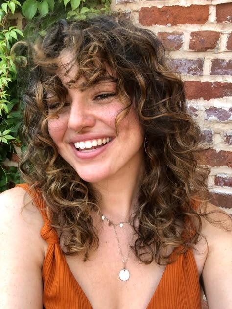 Curly Wolf Cut, The Butterfly Haircut, Butterfly Haircut, Dyed Curly Hair, Natural Curly Hair Cuts, Natural Hair Salons, Natural Hair Diy, All Face Shapes, Curly Hair Photos