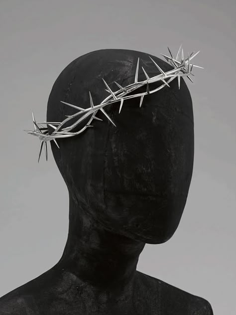 Shaun Leane Shares 5 Lessons He Learned From Alexander McQueen | Vogue English Jewelry, Shaun Leane, Contemporary Bride, Creation Art, Metal Crown, Crown Of Thorns, Silver Crown, Metropolitan Museum, Dark Art