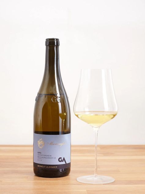 ALDINGER - PINOT BLANC MARIENGLAS UNTERTÜRKHEIMER GIPS GG 2019 Pinot Blanc can be soooooo awesome! As you are used to from Aldinger, with the perfect, finest wood insert, plus everything that we normally only know and love about Burgundy Chardonnays. For us in 2021 the best Pinot Blanc from Germany or maybe even all of Europe. An impressive Pinot Blanc that powerfully combines freshness and minerality. Aromas of pineapple, rhubarb and pomelo paired with smoky vanilla and fine spice. Pinot Blanc, Wood Insert, Blood Orange, Chardonnay, Rhubarb, White Wine, Grapefruit, Alcoholic Drinks, Pineapple