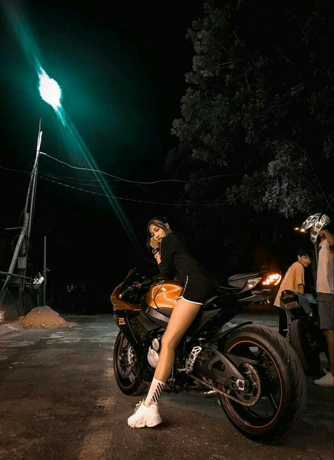 Girl Motorcyclist, Look Gatsby, Girl Riding Motorcycle, Xe Ducati, Biker Photography, Biker Photoshoot, Bike Aesthetic, Motorcycle Aesthetic, Bike Photoshoot