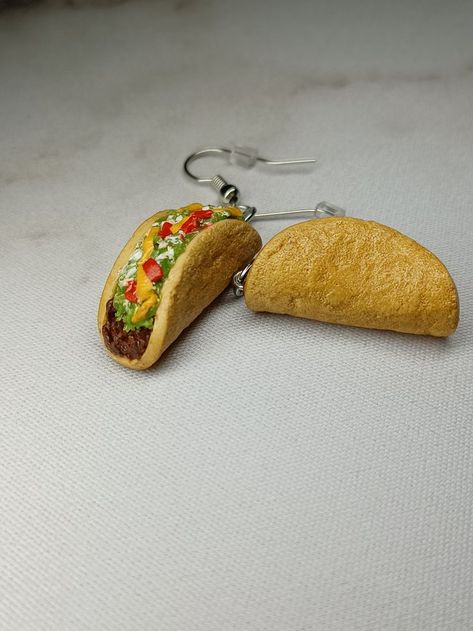 Taco Earrings are shown with a crunchy looking shell topped with meat, lettuce, diced tomato, shredded cheese... but don't eat them because they are made out of polymer clay. Created with careful detail and is about 1 inch in size. Silly Earrings, Taco Earrings, Mini Taco, Crazy Earrings, Diy Earrings Easy, Homemade Earrings, Bff Jewelry, Weird Jewelry, Miniature Food Jewelry