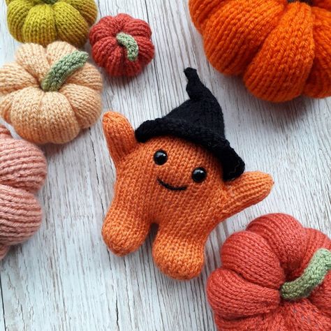 Halloween Knitting Patterns, Knitting Bear, Halloween Knitting, Knitted Doll Patterns, Knit Toys, Knitting Patterns Free Beginner, Witches Hat, Halloween Doll, Knitting Gift