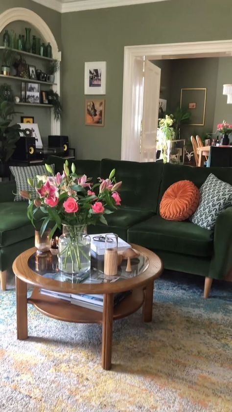 Home Decor Ideas Green, Green Sofa Living Room Ideas, Sofa Living Room Ideas, Green Sofa Living, Green Couch Living Room, Sage Green Living Room, Green Sofa Living Room, Green Lounge, Victorian Living Room