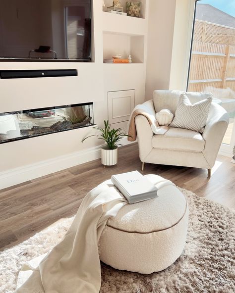 O b s e s s e d✨ My favourite corner in our home…I wish I loved reading this would be the perfect space when the suns beaming in. Do you have a favourite corner in your home? #neautralhome #neutral #neutralhomestyle #newbuildhome #newbuildinspo #livingroom #cosy #cosyhome #cosycorner #livingroomdecor #rucomfy #scssofas #homefurnishings #neutrals #neautraldecor #springvibes #newhome #homedesign #homeaccount #myscshome Scs Sofas, Home Ac, Cosy Corner, Love Reading, New Builds, Our Home, My Favourite, Beams, Home Furnishings