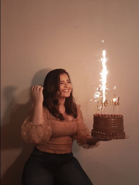 Birthday Shots, Birthday Party Photography, Cute Birthday Pictures, 21st Birthday Photoshoot, Birthday Ideas For Her, Cute Birthday Ideas, Party Photoshoot, Birthday Photography, Bday Girl