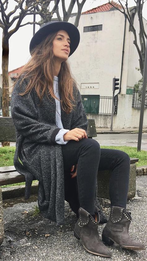 Gala Gonzalez, Winter Fit, Destroyed Jeans, Celebrity Look, It Girl, Long Coat, Jean Outfits, Fashion Lifestyle, Casual Chic