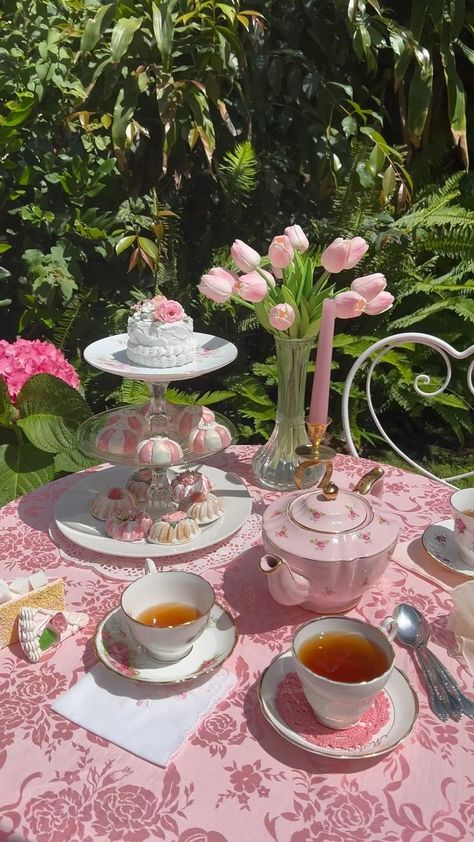 Tea Party Outfit, Tea Party Table Settings, Tea Table Settings, Pink Tea Party, Sweet Tea Recipes, Spring Tea Party, Tea Party Ideas, Tea Party Tea, Gross Things