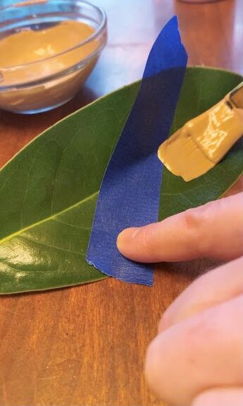 Here is an easy and inexpensive DIY place card idea. They would be perfect for a barn wedding or farmhouse wedding, but would make any dinner special! These DIY paint dipped magnolia leaf place cards are so simple to make! Make just a few for a small dinner party, or lay out a hundred of them and make them in bulk for a wedding or other larger event. Here's the super easy process.Materials Needed: Magnolia leaves Acrylic craft paint in your color of choice Small dish or paper plat… Magnolia Leaves Wedding, Leaf Place Cards, Diy Essential Oil Diffuser, Simple Wedding Cards, Pink Marker, Paint Dipping, Magnolia Leaf, Rose Gold Painting, Gold Acrylic Paint