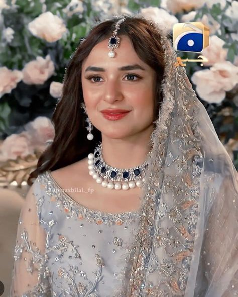 Yumna Zaidi Makeup, Pakistani Bridal Makeup Hairstyles, Pak Actress, Eid Mehndi, New Mehndi, Pakistani Songs, Engagement Look, Tere Bin, Pastel Makeup