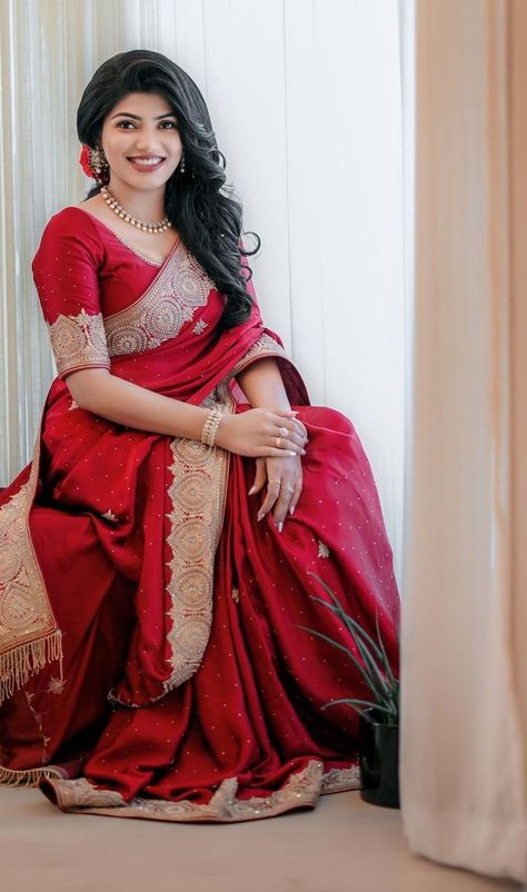 Alternative Fashion Grunge, Red Sari, Simple Saree Designs, Modern Saree, Sari Blouse Designs, Ladies Blouse Designs, Saree Designs Party Wear, Indian Fashion Saree, Saree Photoshoot