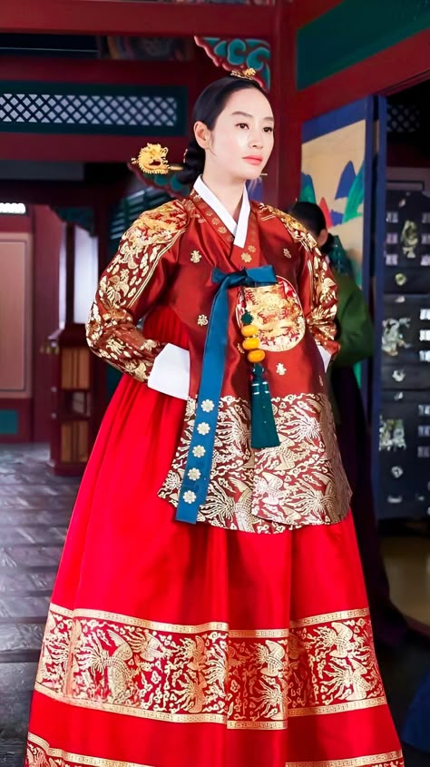 Korean Queen Traditional Clothes, Korean Design Graphics, Korean Empress, Red Hanbok, Umbrella Outfit, Korean Wedding Traditions, Wedding Dresses Korean, Chinese Princess Dress, Ancient Dress