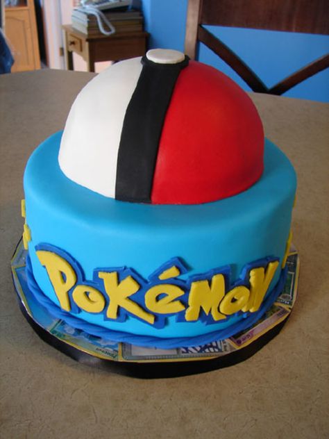 Pokemon Torte, Bolo Pikachu, Pokeball Cake, Pokemon Cakes, Pokemon Party Ideas, Pokemon Birthday Cake, Pokémon Birthday, Pokémon Party, Pokemon Cake