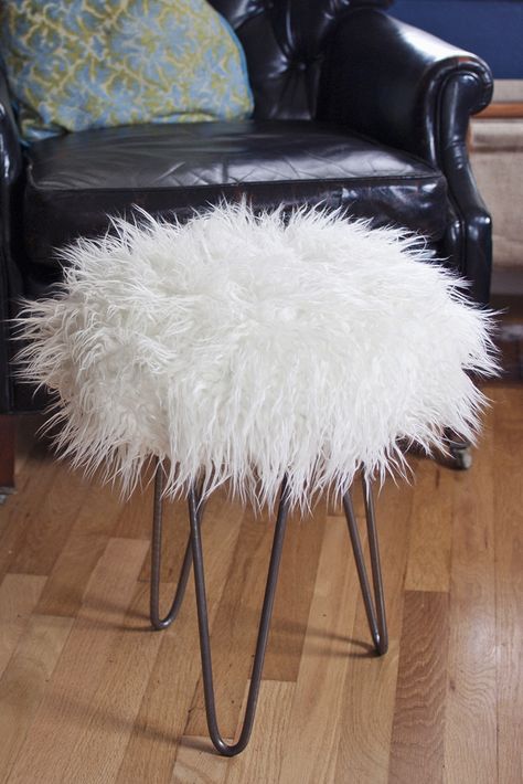 Does this faux fur look familiar? It’s the same stuff I used to make a throw pillow recently. Since I had leftovers I decided to make it into a fancy faux fur stool, complete with hairpin legs. It was way easier than I thought it would be, and now I have the perfect glamorous fluffy … Diy Vanity Stool, Hairpin Legs Diy, Fur Stool, Diy Hairpin, Faux Fur Stool, Macrame Chairs, Cable Knit Headband, Knit Headband Pattern, Copper Diy