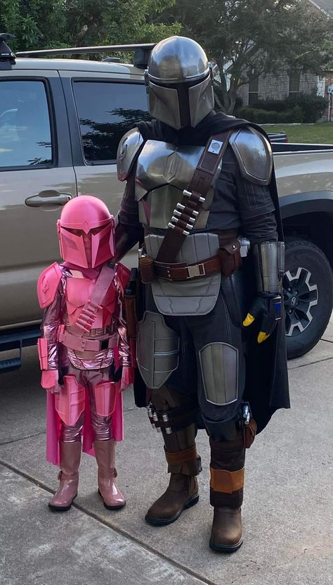 Bokatan Mandalorian Cosplay, Mandalorian Family Costume, Star Wars Cosplay Male, Mandalorian Cosplay Female, Star Wars Cosplay Ideas, Bo Katan Cosplay, Mandalorian Armor Cosplay, Mandalorian Outfit, Sci Fi Cosplay