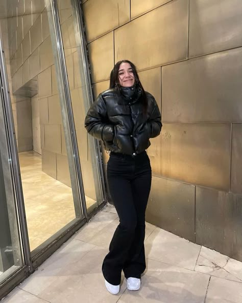 Puff Jacket Outfit Aesthetic, Outfits Invierno Frio, Ideas De Outfits Juveniles, Outfits With Puffer Jackets, Ootd Frio, Outfits Juvenil, Puffer Jacket Outfit, Nyc Outfits, Mode Zara