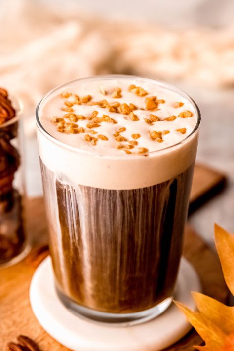 Easy Starbucks Copycat Salted Pecan Crunch Cold Brew with homemade pecan cold foam & crunchy maple sugar chunks. Try this 2-minute recipe! Mocha Coffee Creamer Recipe, Cream Cold Foam Recipe, Pumpkin Cream Cold Foam, Cold Foam Recipe, Peppermint Mocha Creamer, Foam Recipe, Pecan Crunch, Hazelnut Creamer, Pumpkin Cream Cold Brew