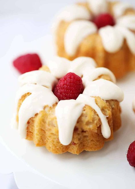 This raspberry bundt cake with cream cheese glaze is super soft and full of the most delicious flavors. This is a must make dessert that everyone will love! #raspberry #raspberries #cake #bundtcake #cakerecipes #cakemix #creamcheese #creamcheesefrosting #recipes #iheartnaptime Cakes With Cream Cheese, Mini Bunt Cake, Raspberry Bundt Cake, Mini Bundt Cakes Recipes, Dessert Oreo, Mini Bundt, I Heart Naptime, Mini Bundt Cakes, Cream Cheese Glaze