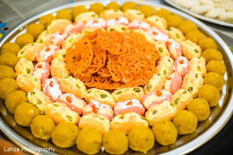 Pre-wedding Celebrations http://maharaniweddings.com/gallery/photo/24160 Wedding Dala, Indian Wedding Food, Wedding Food Display, Wedding Packing, Wedding Sweets, Mehndi Decor, Wedding Gifts Packaging, Fruit Decorations, Wedding Plates