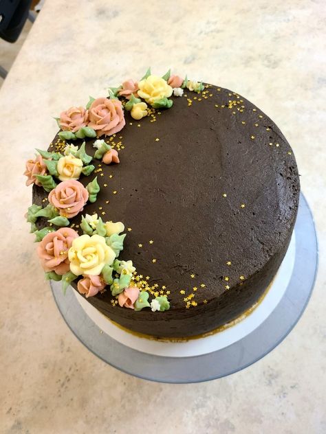 Chocolate Cake With Yellow Flowers, Flowers On Chocolate Cake, Chocolate Floral Cake Design, Chocolate Flowers Cake, Double Chocolate Birthday Cake, Chocolate Cake Flowers, Chocolate Birthday Cake With Flowers, Chocolate Floral Cake, Chocolate Flower Cake