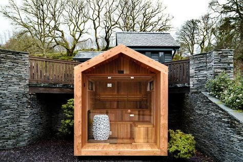 A cabin-style sauna with a glass front situated in a private garden. Modern 70s House, Shed Spa, Huum Sauna, Small Sauna, Sauna And Cold Plunge, Sauna Build, House Investment, Sauna Stove, Edge Garden