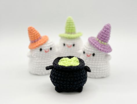 Witch’s Cauldron – SarahDee Crochet Crochet Calderon, Crochet Cauldron Free Pattern, Crochet Couldren, Crochet Cauldron Applique, Cauldron Crochet Pattern, Cauldron Amigurumi, Crochet Cauldron, Knitted Halloween, Crochet Amigurumi Witch Hat