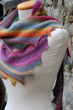 Pontas Knit Shawls, Knitted Shawl, Knitted Scarves, Shawl Knitting Patterns, Shawl Patterns, Shawl Pattern, Garter Stitch, Knitting And Crocheting, Knitted Shawls