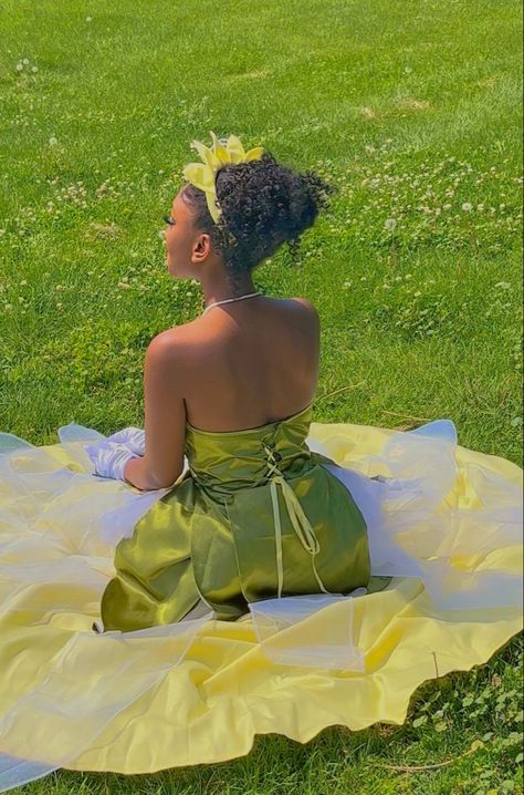 Princess and the frog Tiana cosplay Princess And The Frog Dress Style, Princess And The Frog Dama Dresses, Black Princess Costume, Princess And The Frog Outfit Ideas, Tiana Dress Aesthetic, Tiana Aesthetic Outfit, Princess And The Frog Aesthetic Wedding, Princess And The Frog Aesthetic Dress, Princess And Frog Photoshoot