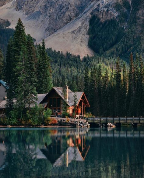 Home Lake House, Canada Mountains, Cabin In The Mountains, Yoho National Park, Canada National Parks, A Cabin, Cabins In The Woods, Nature Landscape, Pretty Places