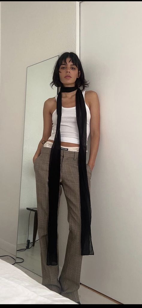 Tie As Scarf Outfit, Neck Scarf Outfit Aesthetic, Outfits With Scarves Aesthetic, Tie Scarf Outfit, 90s Scarf Outfit, Scarf 2023 Trend, 2000s Scarf Outfit, Scarf Trends 2023, Black Scarf Aesthetic