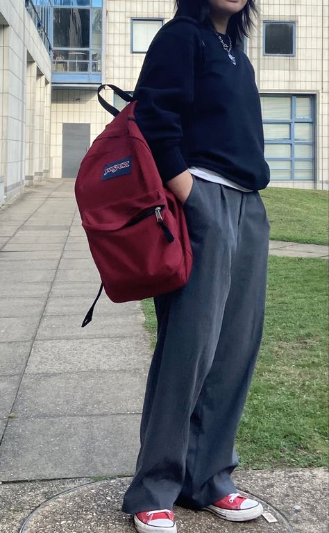 Black sweatshirt grey wide leg trousers white top silver jewellery maroon jansport backpack red converses uni outfits ideas school autumn spring Red Backpack Outfit, Converse Outfit Korean, Maroon Converse Outfit, Converse Red Outfit, Maroon Shoes Outfit, Backpack Outfits, Maroon Outfits, Grey Wide Leg Trousers, Red Converse Outfit