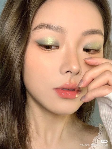 Green Makeup Korean, Frosty Blue Eyeshadow, Glitter Eyeshadow Looks, Blue Eye Shadow, Ethereal Makeup, Green Makeup, Asian Eye Makeup, Eye Makeup Art, Makeup For Green Eyes