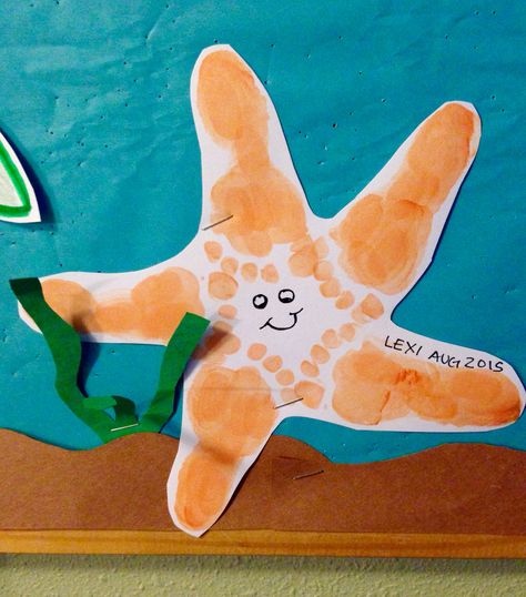 Star Fish Footprints Under The Sea Crafts, Summer Art Projects, Baby Art Projects, Footprint Crafts, Toddler Arts And Crafts, Sea Crafts, Fish Crafts, Footprint Art, Ocean Crafts