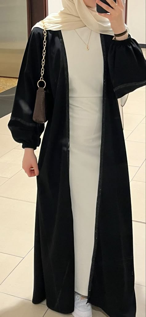 Abaya Fashion Aesthetic, Abaya For College Students, Modest Abaya Outfits, Black Abaya Outfit Ideas, Khaliji Abaya, Dramatic Natural Style, Casual Abaya Outfits, Abaya Fashion Modern, Hijabi Abaya