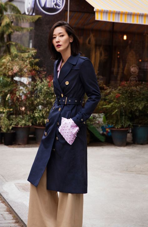 burberry: Actress Lee Young Jin wearing a navy Burberry trench... Navy Blue Trench Coat Outfit, Navy Trench Coat Outfit, Osaka Outfit, Uni Fashion, Feminine Tomboy, Winter Trench, Navy Trench Coat, Trench Coat Outfit, Lee Young