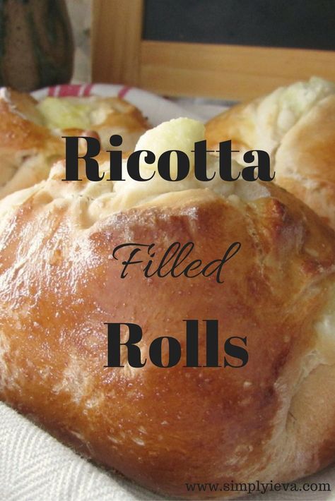 Recipe of delicious buns filled with ricotta cheese Filled Rolls, Craving Carbs, Ricotta Recipes, Recipe Scrapbook, Sweet Buns, Bacon Bits, Cookie Mix, Blogs To Follow, Bread And Pastries