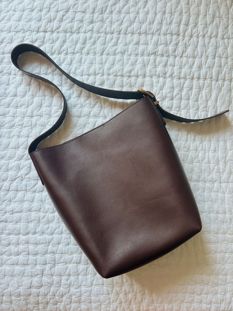 Check out my review of the Madewell Essential Bucket Tote plus some outfit inspo/how I've been wearing this bag. Madewell Tote, Madewell Bags, Bucket Tote, Brown Bag, Brown Bags, My Thoughts, Smooth Leather, Bucket Bag, Madewell