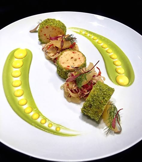 Crusted Shrimp, Food Plating Design, Plating Food Presentation, Salad Presentation, Fancy Food Presentation, Salad Design, Shrimp Avocado Salad, Food Presentation Plates, Food Presentation Ideas