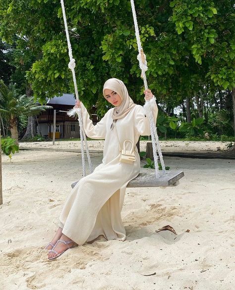 Beach Hijab Outfit Ideas, Hijab Beach Outfit, Hijabi Beach Outfit, Beach Outfit Hijab, Summer Fashion Outfits Beach, Hijabi Fashion Summer, Beach Hijab, Hijab Beach, Ootd Poses