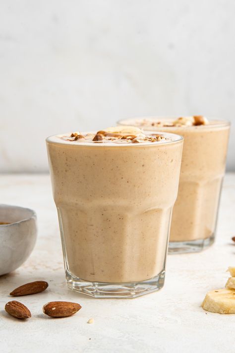 Need a super easy smoothie recipe that will be your kiddos (and your!) favorite summer drink? This banana almond butter smoothie fits the bill. #almondbutter #smoothierecipe #kidfriendlyrecipe #eatingbirdfood Banana Almond Butter, Easy Smoothie Recipe, Almond Butter Smoothie, Detox Smoothies, Almond Milk Recipes, Healthy Fruit Smoothies, Almond Smoothie, Inflammatory Recipes, Prep Breakfast