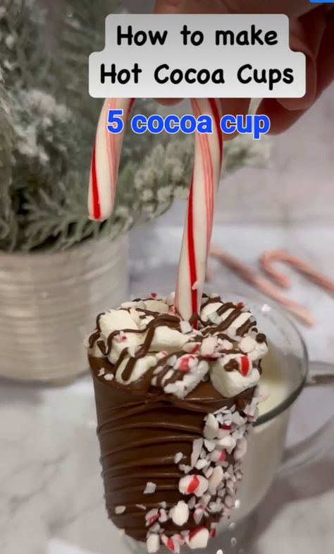 Hot Cocoa Bomb, Diy Hot Chocolate, Peppermint Hot Cocoa, Christmas Hot Chocolate, Easy Snack Recipes, Christmas Food Desserts, Sweet Snacks Recipes, Christmas Gift For Mom, Delicious Snacks Recipes