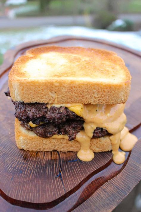 Crispy Burger, Patty Melt Recipe, Big Mac Sauce Recipe, Over The Fire Cooking, Sandwich Sauces, Mushroom Cream Sauces, Burger Patties, Patty Melt, Peanut Butter Sauce