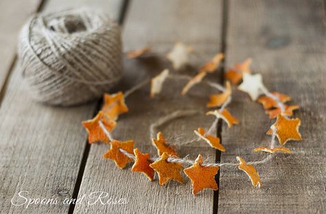 Dried orange peel garland Julkransar Diy, Garland Diy, Star Garland, Natural Christmas, Noel Christmas, Orange Peel, Easy Diy Crafts, Homemade Christmas, Christmas Deco