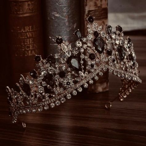 Crowns For Quinceanera, Black Quinceanera Theme, Black Quince Dress, Sweet 16 Crowns, Quince Crowns, Quince Crown, Sweet 16 Tiara, Quinceanera Themes Dresses, Quinceanera Crown