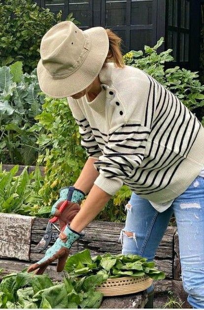 Outdoorsy Casual Outfits, Gardening Style Clothes, Yard Work Outfit, Gardening Outfit Aesthetic, Edgy Classic Style, Garden Outfit, Gardener Aesthetic, Edgy Classic, Garden Chic