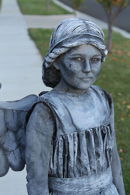 Statue Costume, Living Statue, Cheap Halloween Costumes, Weeping Angel, Angel Statue, Diy Kostüm, Angel Costume, Cheap Halloween, Angel Statues