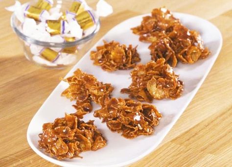 Caramel Cluster Crunch – a crispy treat made with Soft Caramels. Caramel Drinks, Chocolate Caramel Pretzels, Werthers Original, Crunch Recipe, Caramel Tart, Caramel Crunch, Soft Caramel, Christmas Candy Recipes, Caramel Cookies