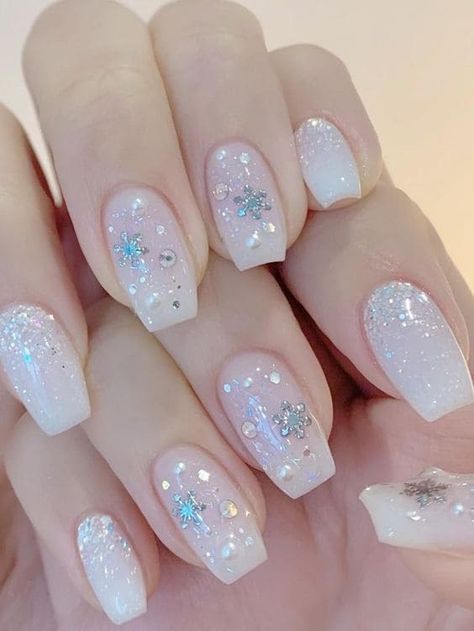 Christmas Nails Design Elegant, Nails Silver Glitter, Elegance Nails, Snowflake Nail Design, Silver Glitter Nails, Nails Inspired, Fancy Nails Designs, Nail Shimmer, Korean Nails