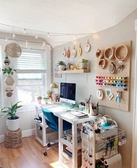 20 Boho Inspired Craft Room Decor Ideas » Lady Decluttered Embroidery Office Space, Minimal Craft Room, Michaels Craft Room, Embroidery Desk Work Spaces, Embroidery Studio Organization, Embroidery Pegboard, Craft Room Cottagecore, Embroidery Studio Craft Rooms, Crafting Room Aesthetic